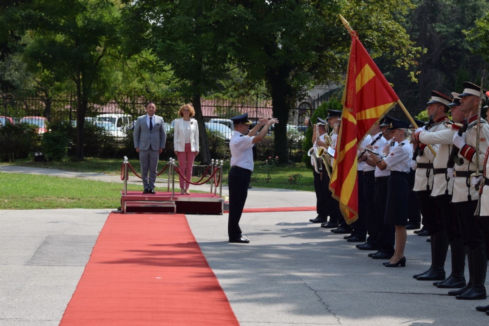Ministri Mehaj pritet me nderimet më të larta ushtarake në Maqedoni  
