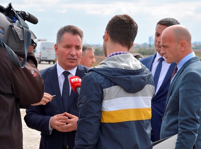 Ministri Lekaj viziton punimet në rrugët e rajonit të Gjilanit