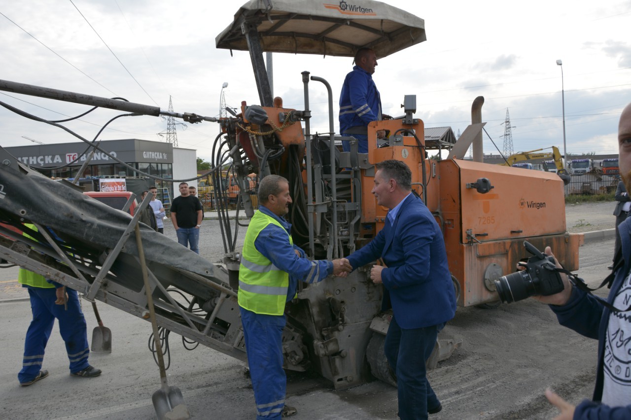 Ministri Lekaj inspekton punimet në rrugët që po ndërtohen në Gjakovë