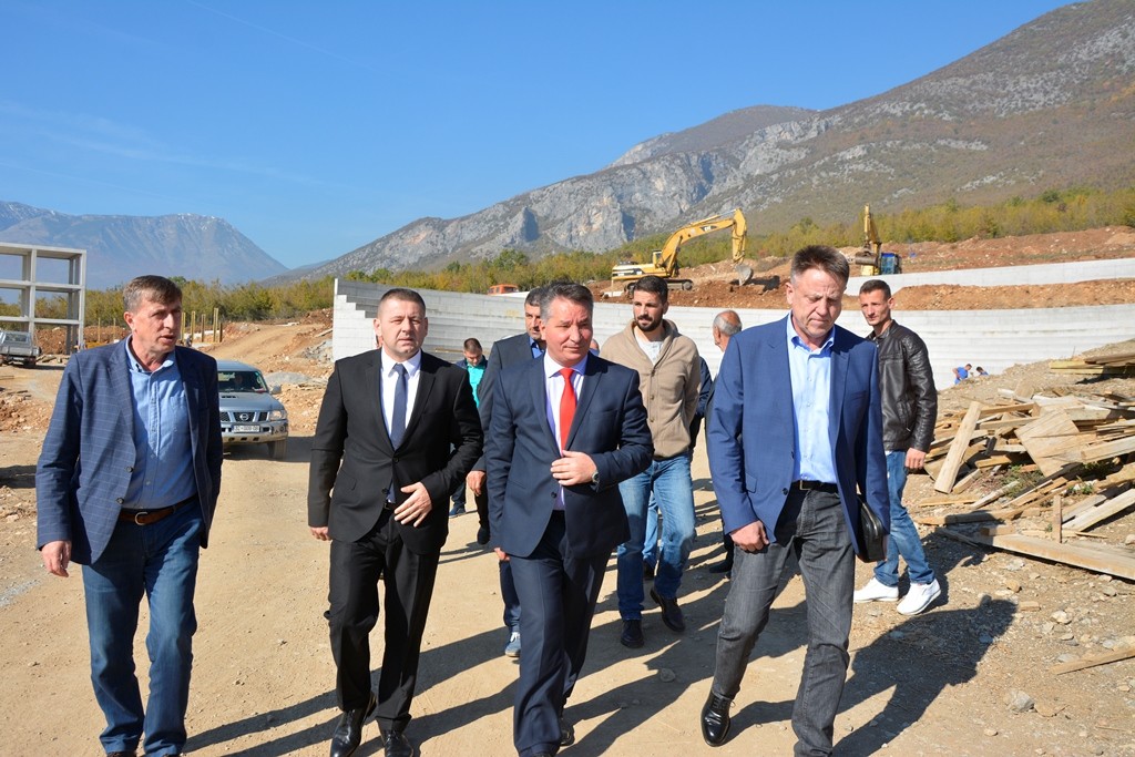 Ministri Lekaj, vizitoi dy projekte rrugore të komunës së Istogut