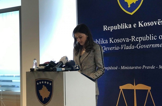 Ministrja Haxhiu anulon konkursin për noterët