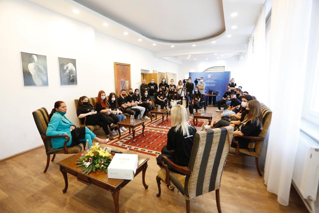 Ministrja Dumoshi viziton Muzeun me të rinj të komuniteteve të ndryshme   