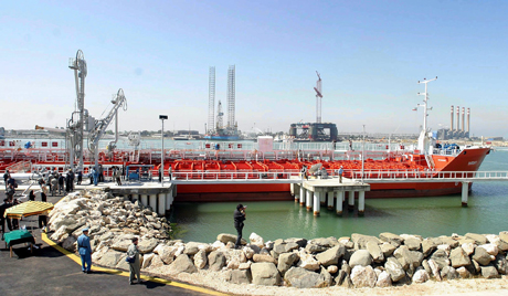 Përgjysmohen eksportet e naftës iraniane  