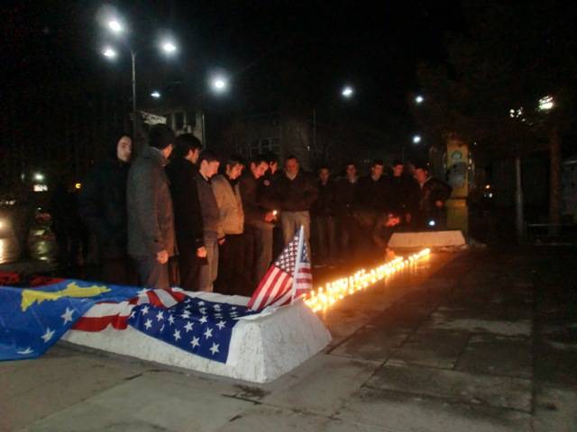 Qytetarët e Kosovës ndezin qirinj për ushtarët e vrarë në Gjermani