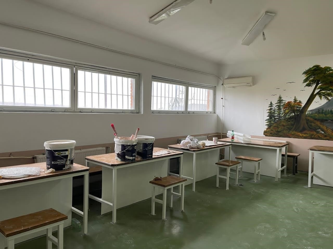 Në burgun e Dubravës të dënuarit rinovojnë sallën e vizitave familjare