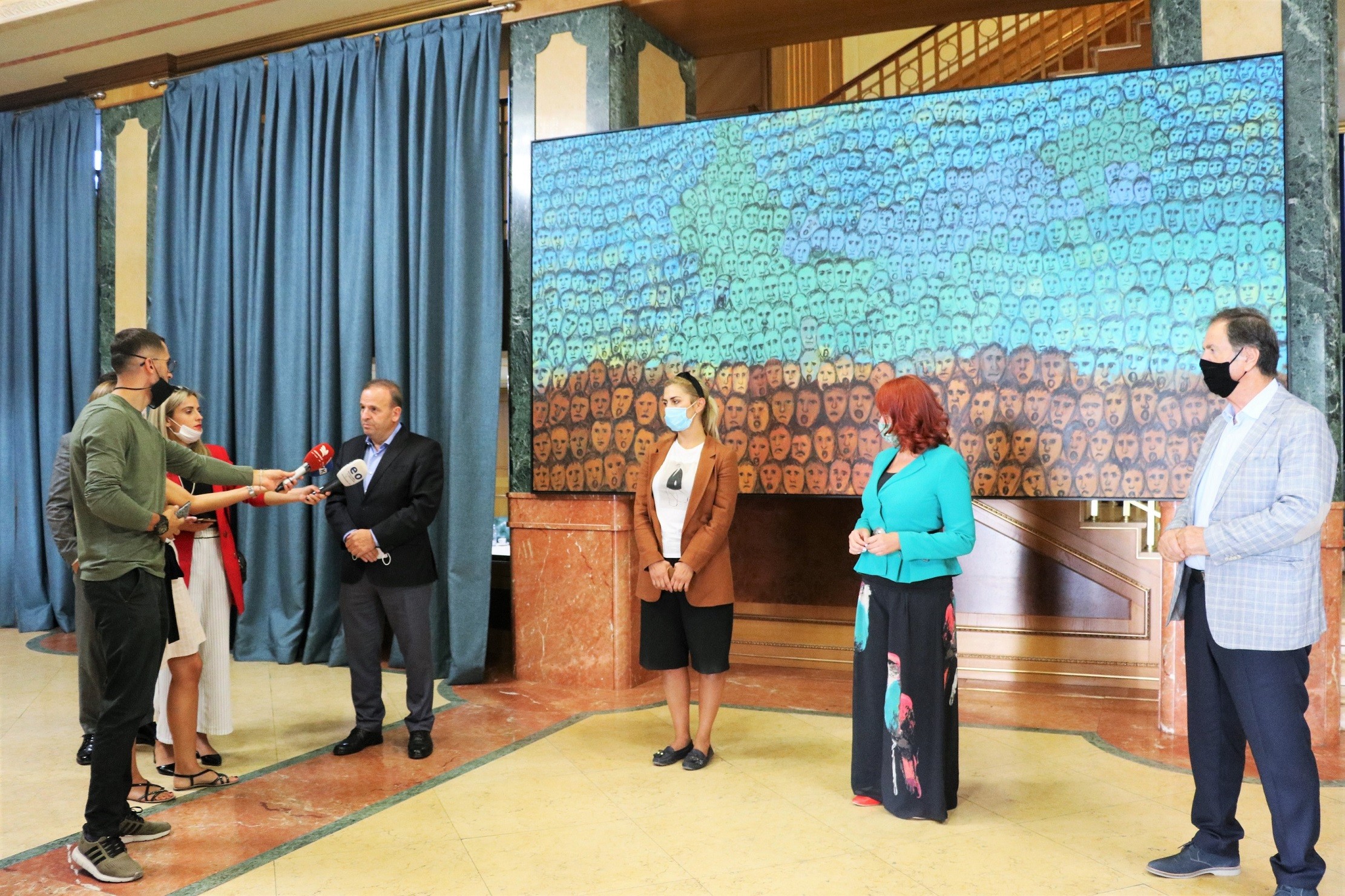 Në hollin e Kuvendit ekspozohen dy piktura të piktorit Haki Xhakli