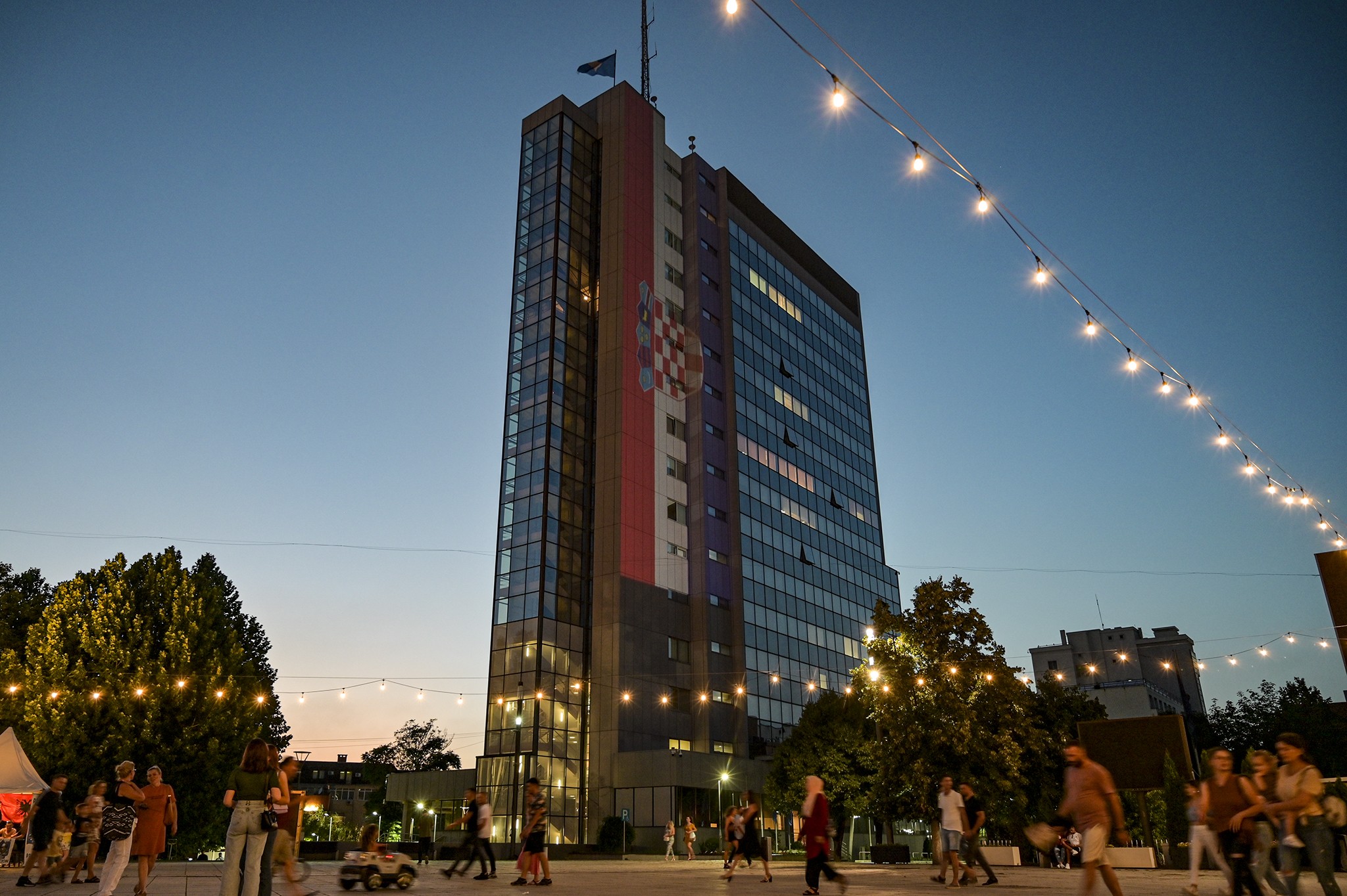 Ngjyrat e flamurit të Kroacisë ndriçojnë ndërtesën e Qeverisë së Kosovës