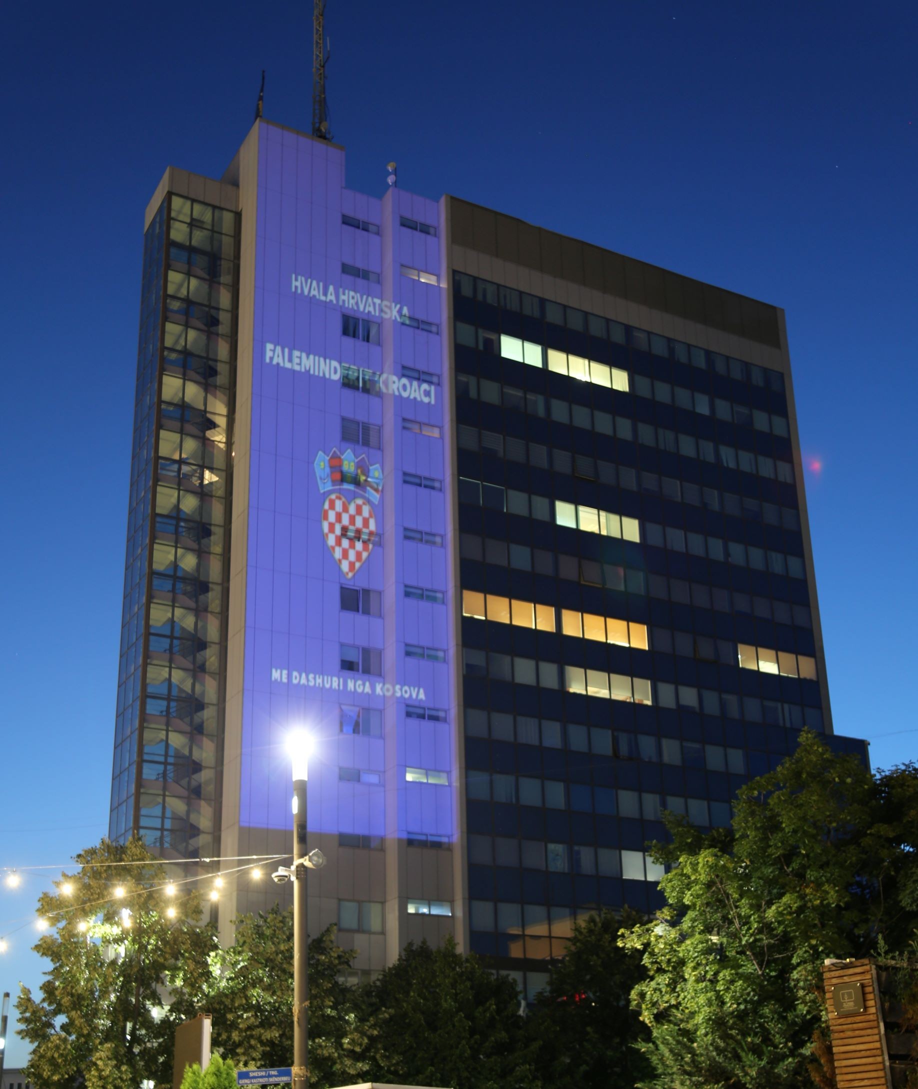 Ngjyrat e flamurit të Kroacisë ndriçojnë ndërtesën e Qeverisë së Kosovës