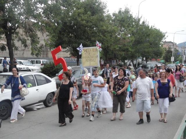 Mitrovicë, nxënësit shembullorë defiluan nëpër rrugët e qytetit 