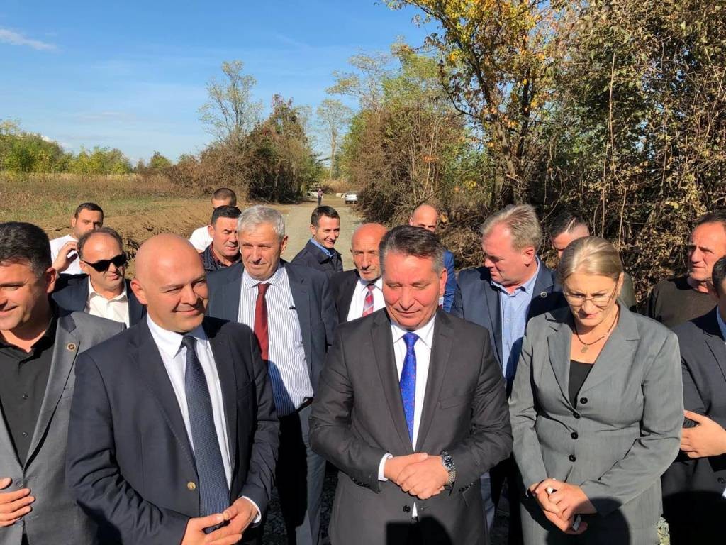 Ministri Lekaj inspektoi disa projekte rrugore në komunën Gjakovës