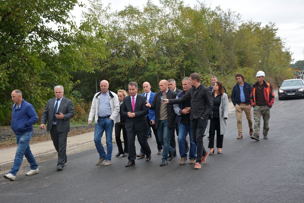 Ministri Lekaj inspektoi punimet në zgjerimin e rrugës Prishtinë-Pejë