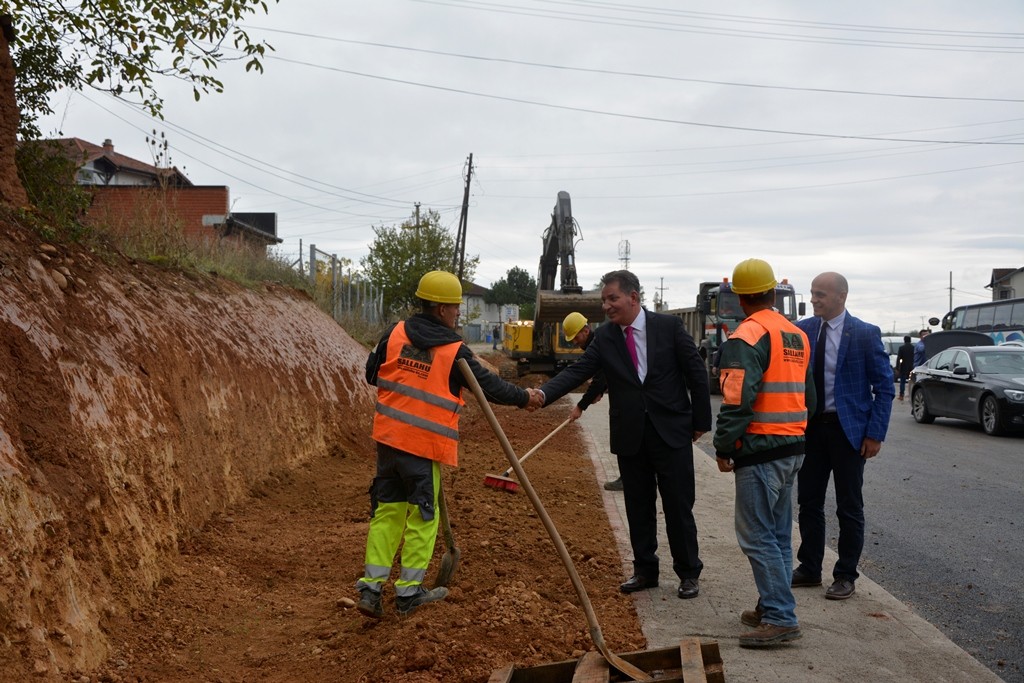 Ministri Lekaj vizitojë punimet në ndërtimin e rrugës në Dërvar 