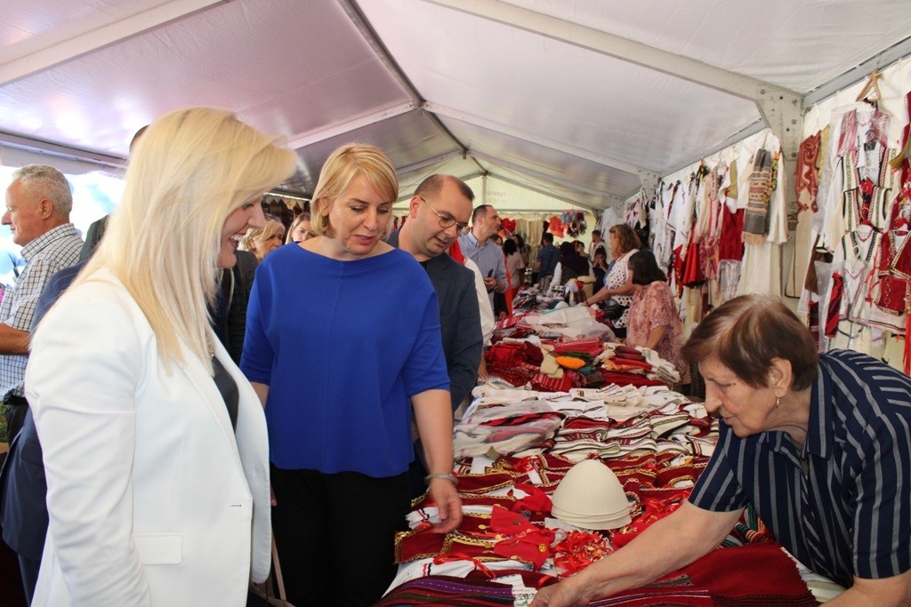 Në Gjilan hapet panairi “Gratë në Biznes dhe artizanate tradicionale”