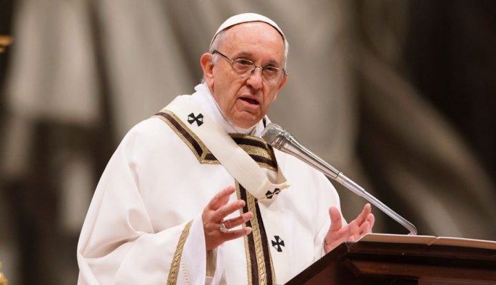 Papa u bën thirrje politikanëve t'i lënë anash dallimet në kohën e pandemisë 