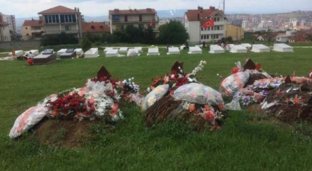 Banorët e Velanisë protestojnë kundër parkut të kthyer në varreza