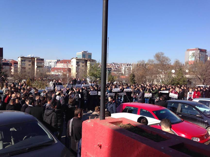 Studentët protestojnë në mbrojtje të rektorit Gashi