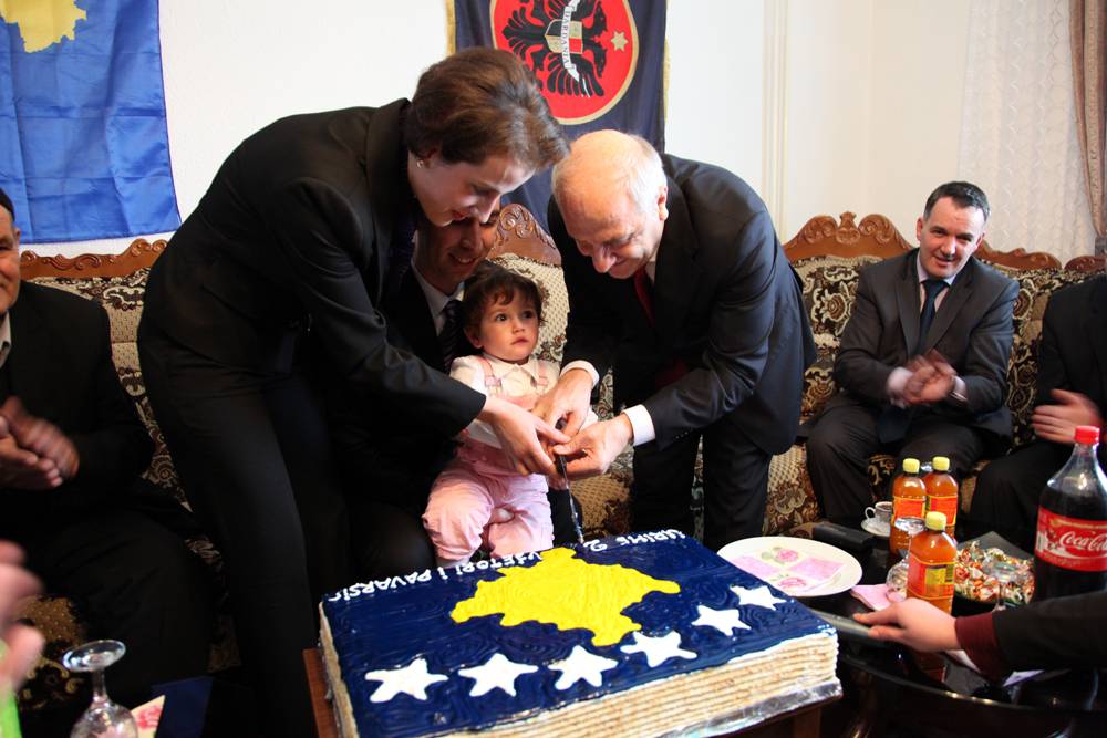 Sejdiu vizitoi fëmijën e parë të lindur në Ditën e Pavarësisë  