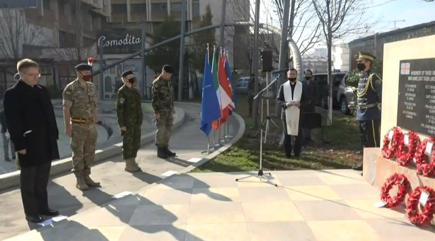 Përkujtohen 14 anëtarët e Ushtrisë Britanike që humbën jetën në Kosovë