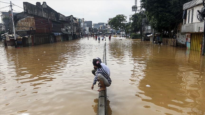 Mijëra objekte banesore nën ujë nga përmbytjet në Indonezi