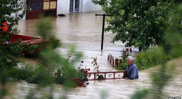 Përmbytjet e rrezikiojn termocentralin në Serbi