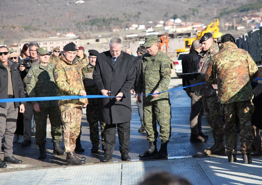 FSK dhe KFOR përuruan urën e restauruar mbi lumin Sitnica në Mitrovicë
