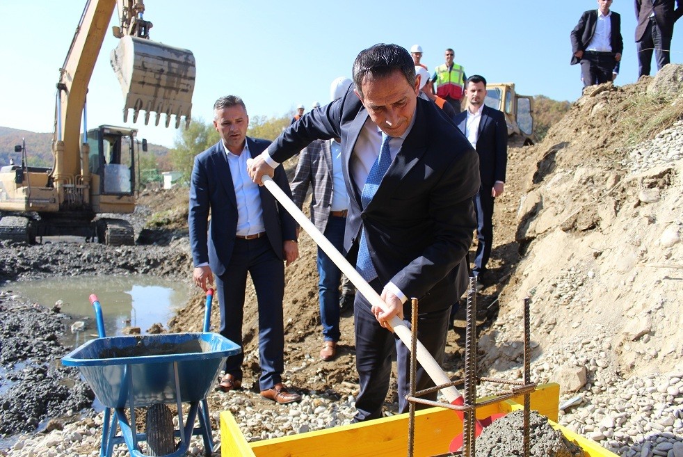 Përurohet fillimi i punimeve në rregullimin e shtratit të lumit Klina në Skenderaj