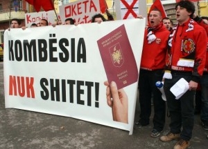 Kuq e Zi, protestë para Parlamentit