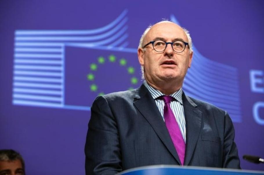 Komisionari për Tregti i BE-së jep dorëheqje pasi shkeli rregullat për koronavirusin