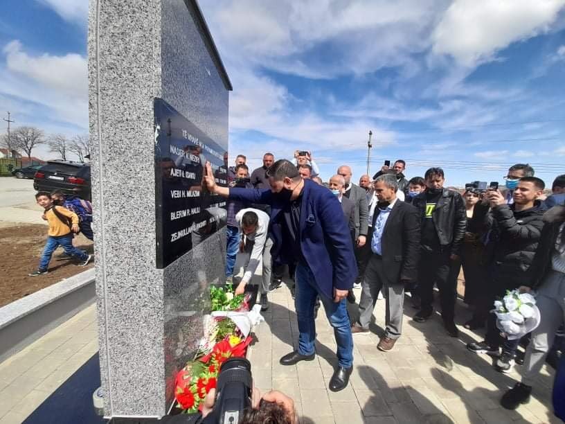 Inaugurohet pllaka përkujtimore e 5 martirëve të rënë në Velekincë të Gjilanit 