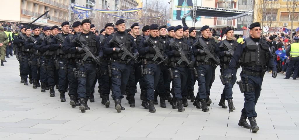 Njësi të Policisë së Kosovës defilojnë në sheshin “Skenderbeu” 