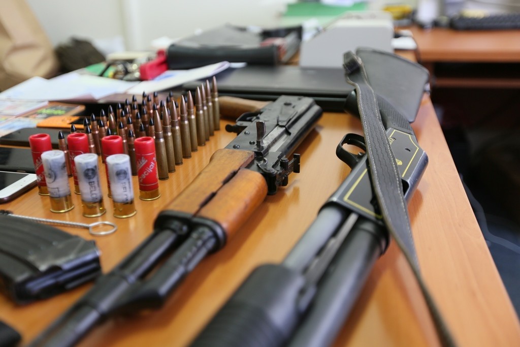 Policia konfiskon armë e dokumentacione për kontrabandimin e emigrantëve