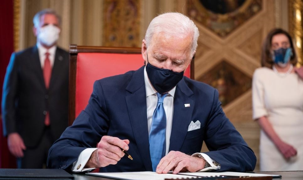 Presidenti Biden nënshkruan tre dokumentat e para 