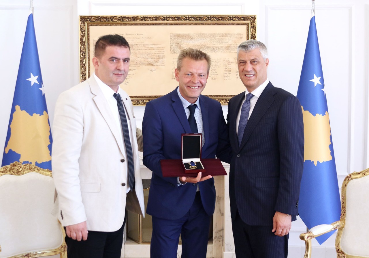 Presidenti Thaçi dekoron Skanderbegun, Nausen dhe Berishën