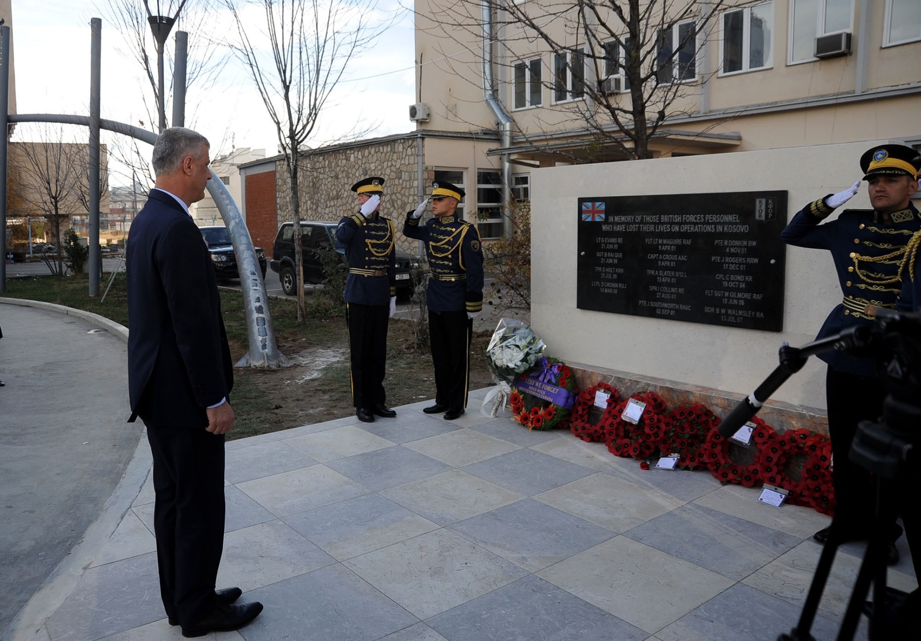 Presidenti Thaçi nderon dëshmorët britanikë 