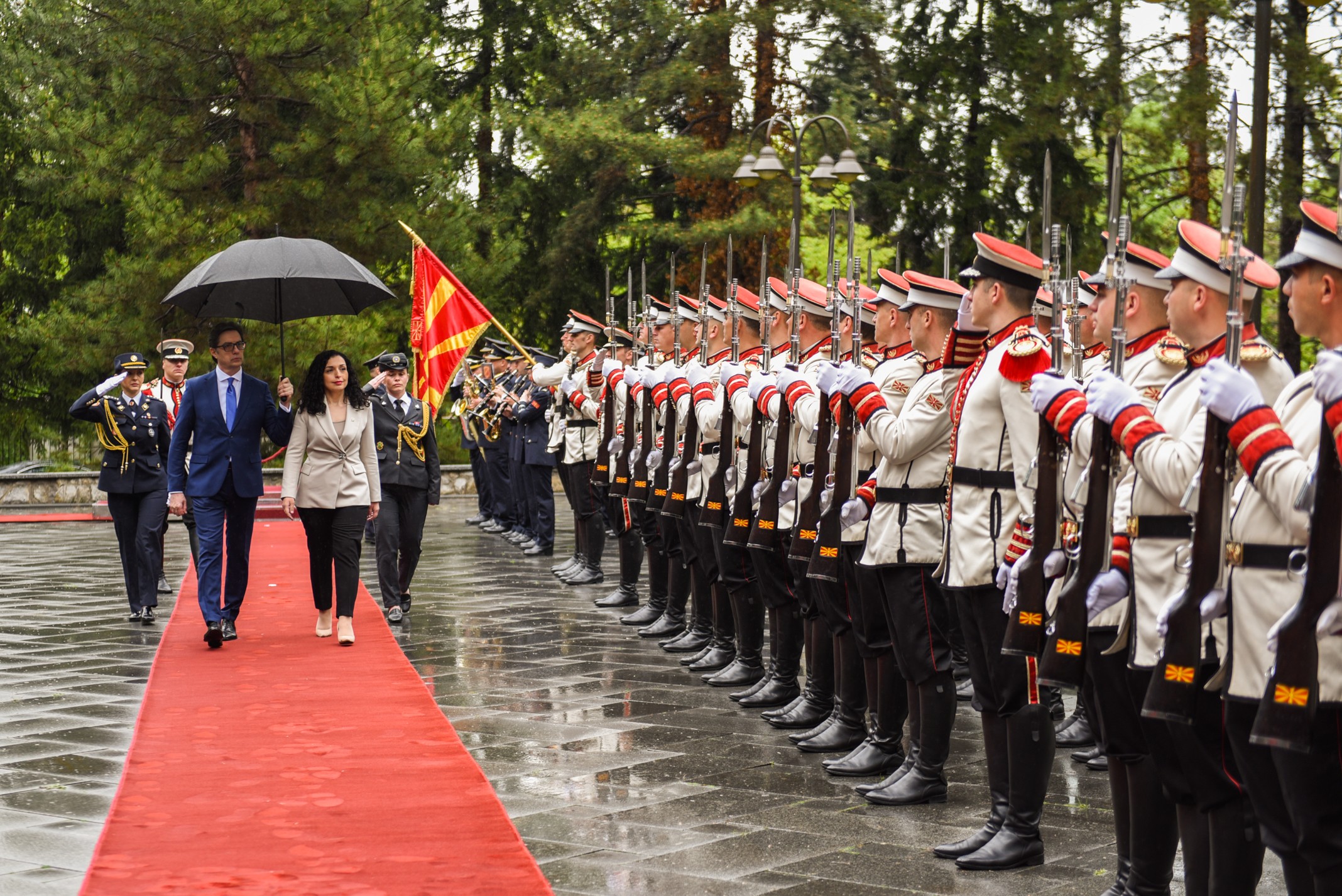 Presidentja Osmani pritet me nderime të larta shtetërore nga Presidenti Pendarovski