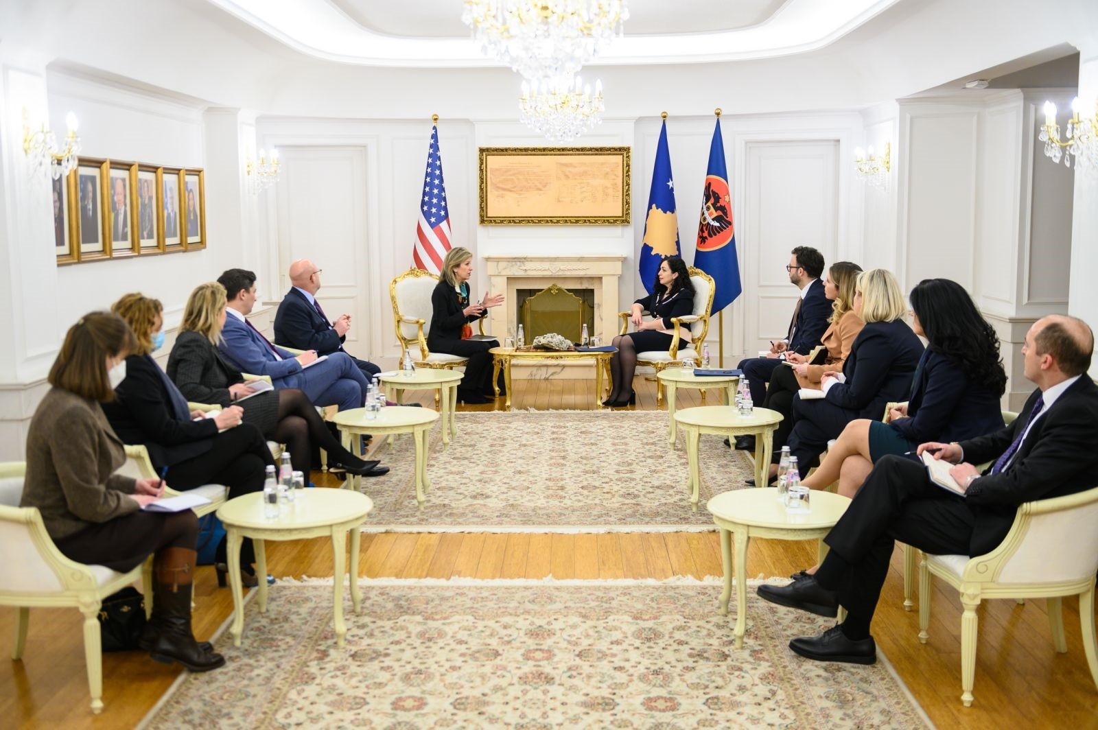 Presidentja Osmani priti në takim një delegacion nga Shtëpia e Bardhë