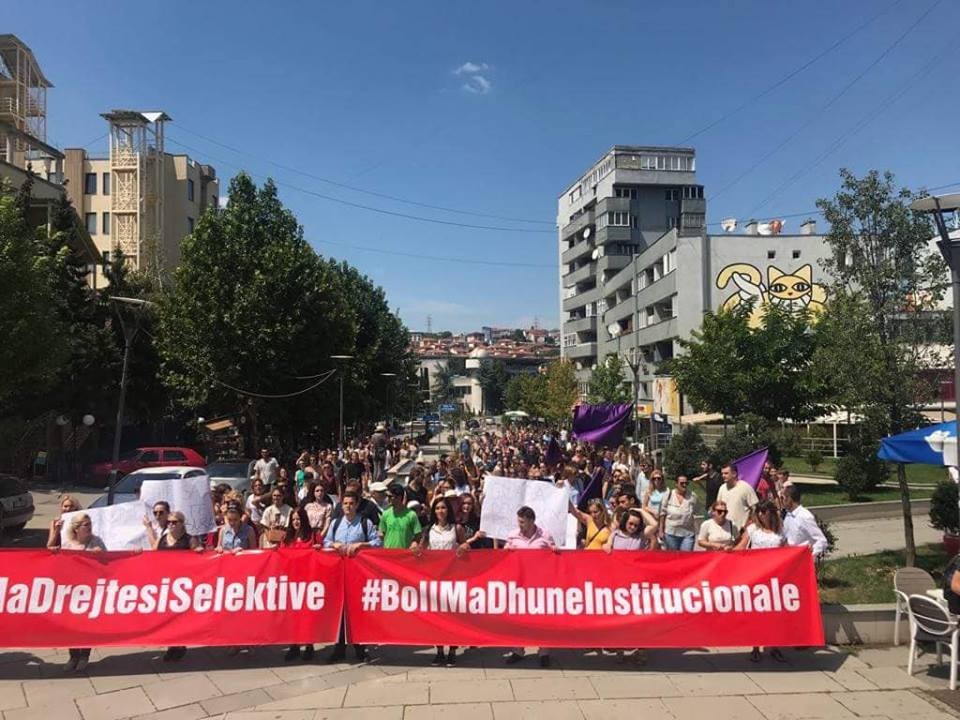 Gratë e Gjilanit protestojnë kundër dhunës institucionale ndaj grave