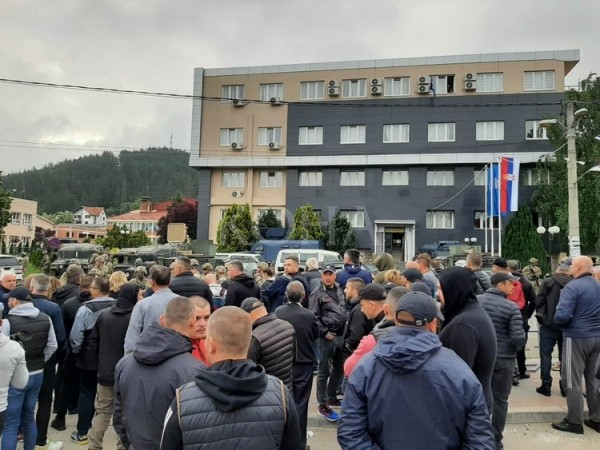 Situata në veri të Kosovës e qetë, serbët serish paralajmërojnë protesta