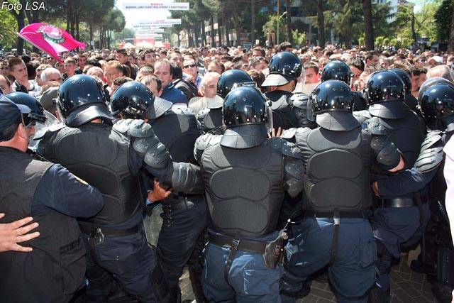 Shqipëri, Demonstruesit përleshen me policinë 
