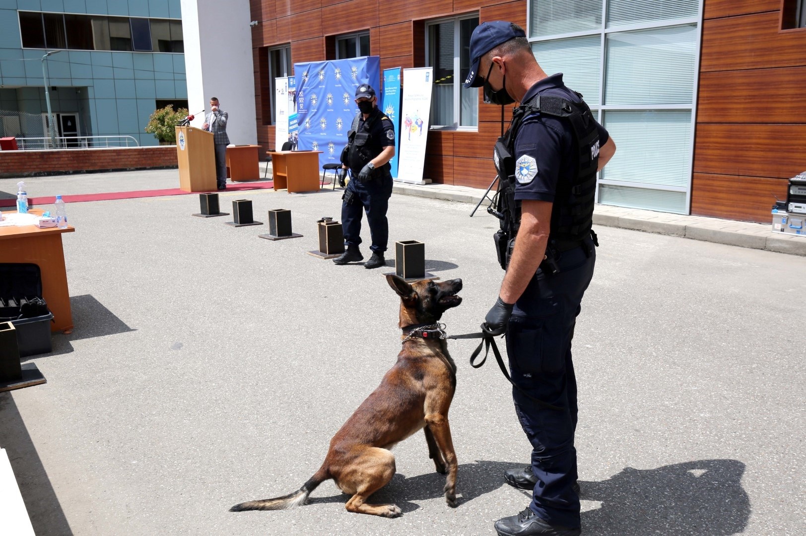 Policia e Kosovës pranon pesë qen për të zbuluar armë të teknologjisë së re