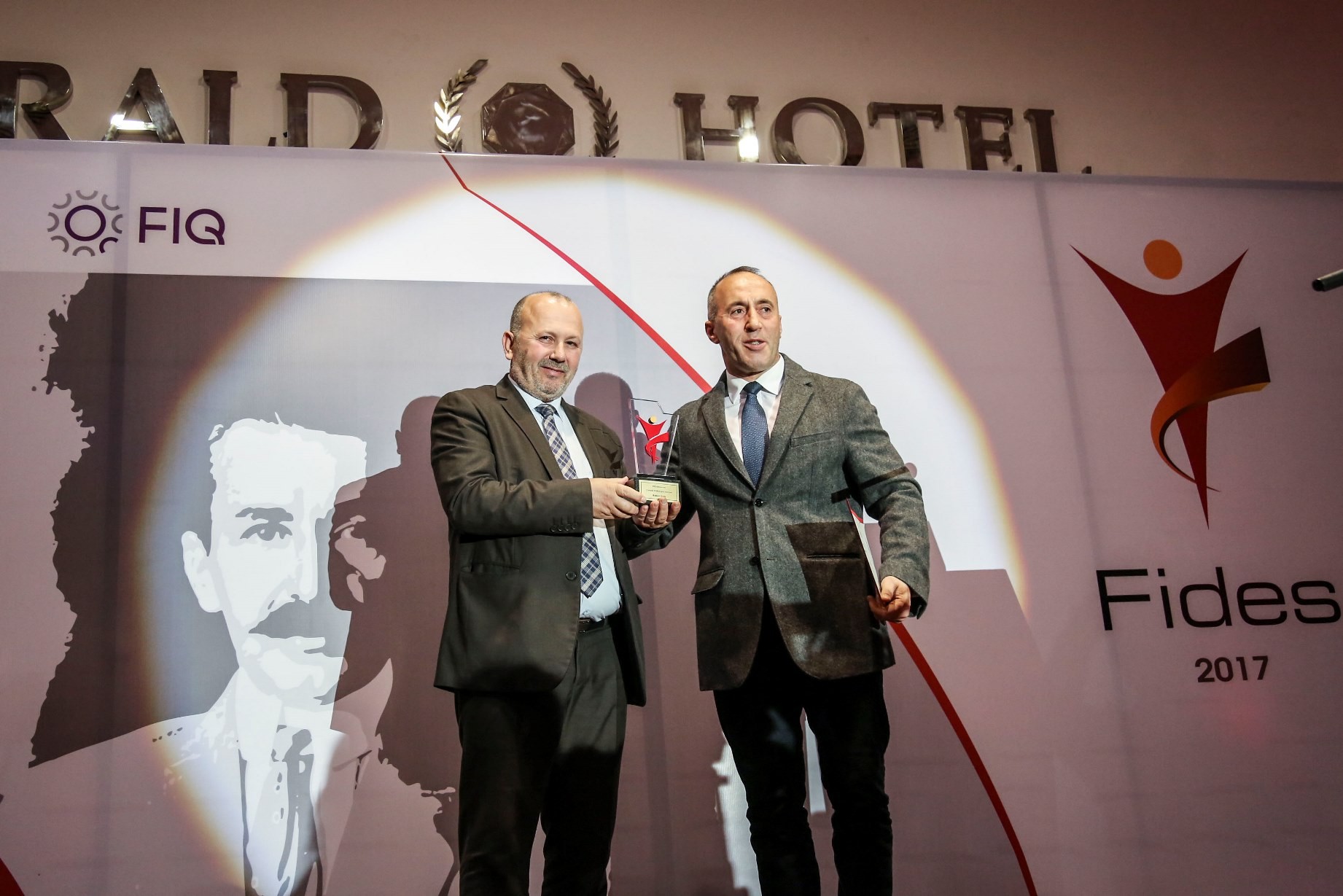 Haradinaj i ndanë çmimin “FIDES” albanologut kanadez, Robert Elsie