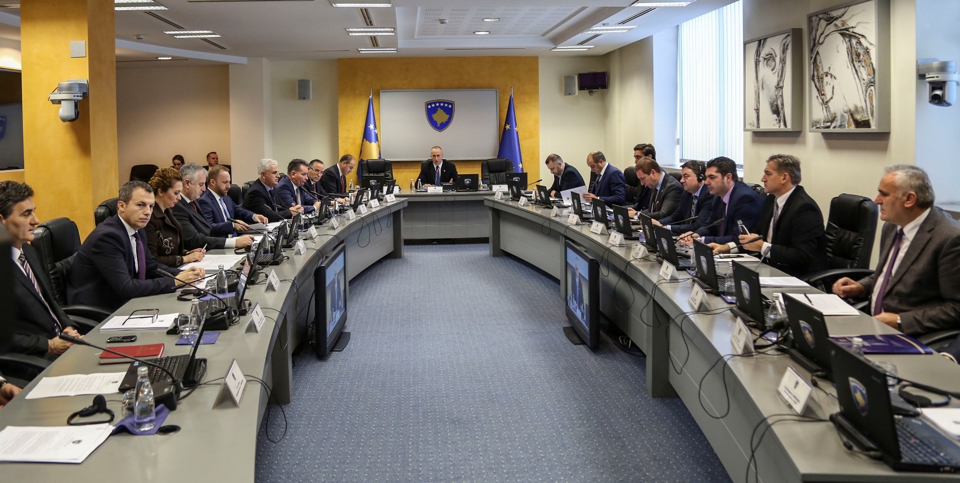 Rritja e numrit të këshilltarëve të kryeministrit abuzim i buxhetit të Kosovës