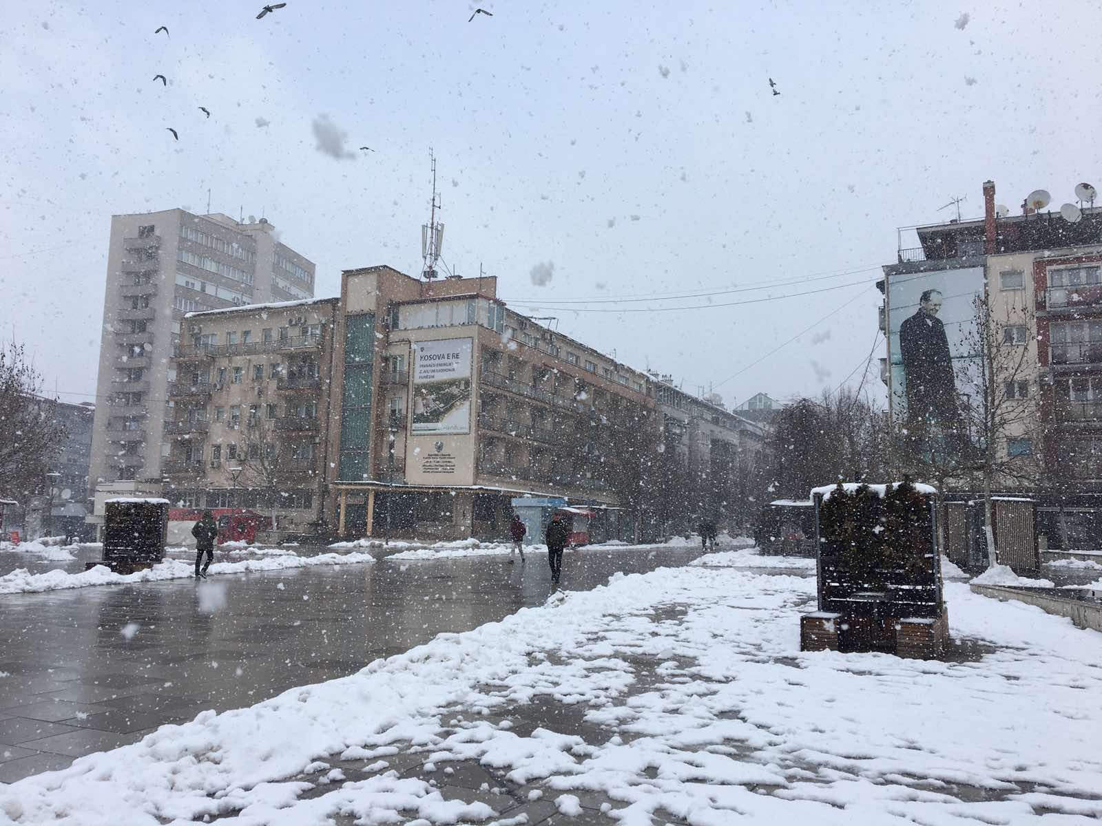 Sot do të mbajë mot kryesisht i vranët, me reshje shiu dhe bore