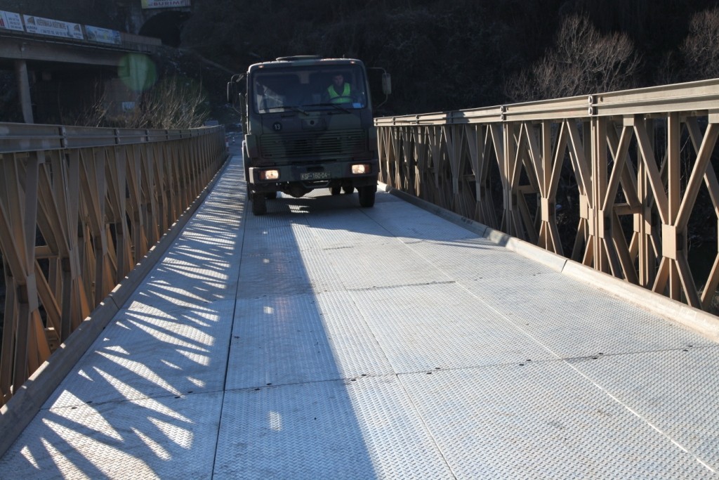 FSK dhe KFOR përuruan urën e restauruar mbi lumin Sitnica në Mitrovicë