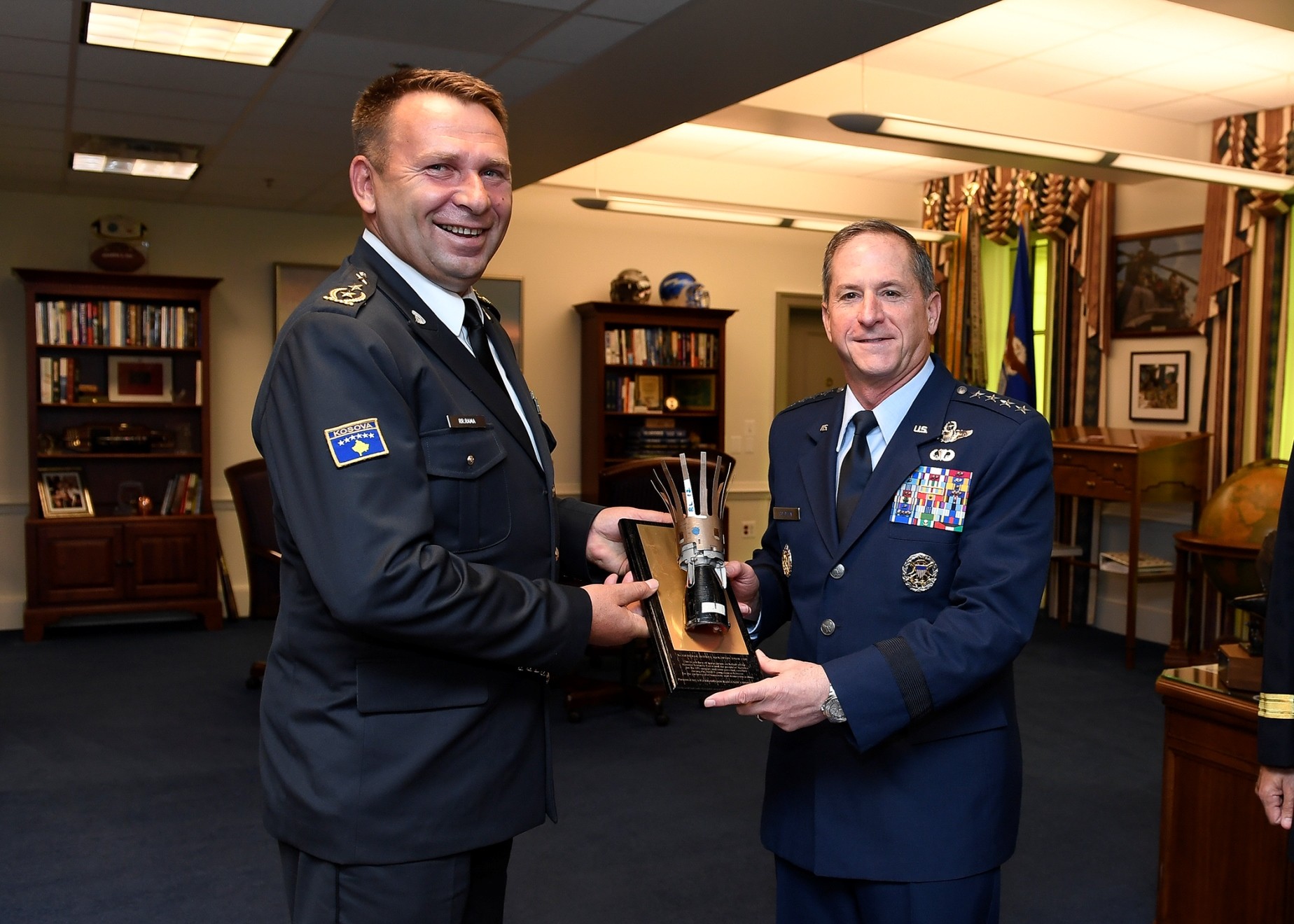 Gjenerallejtënant Rama dekoron shefin e Shtabit të Forcave Ajrore të SHBA-ve 