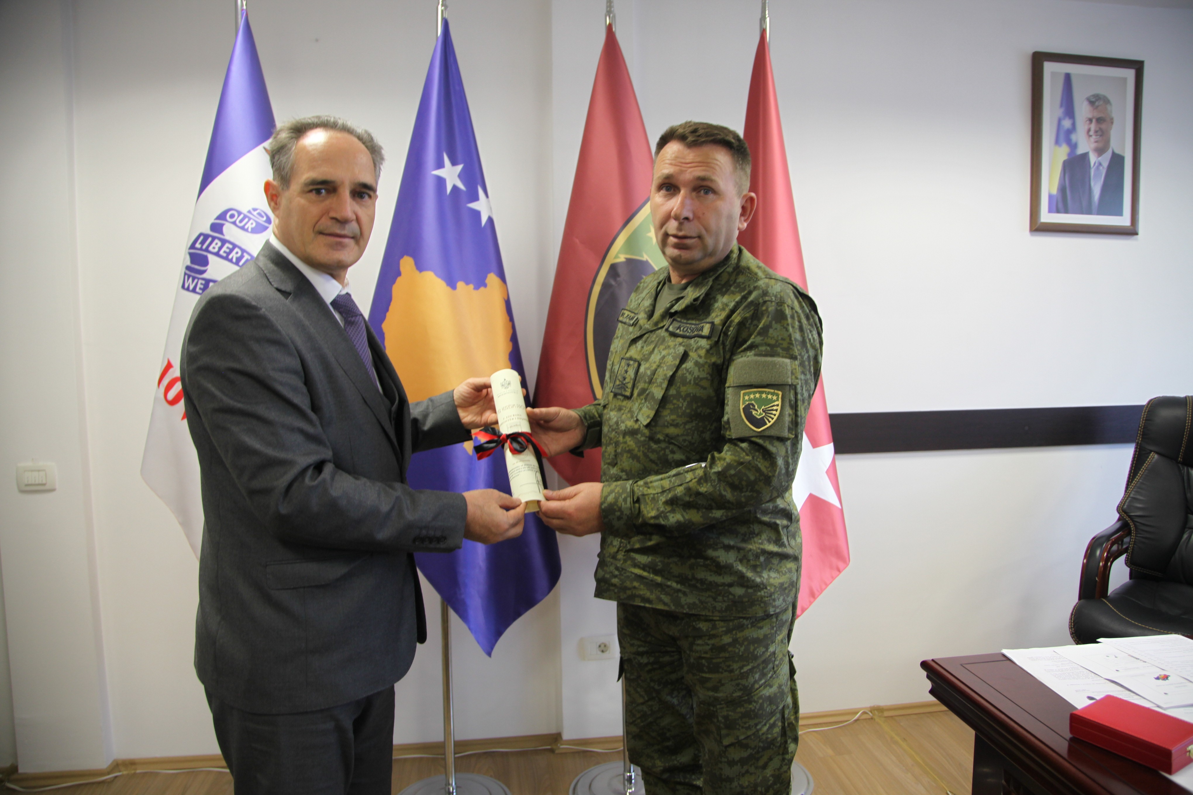 Kryeministri i Shqipërisë dekoron me medaljen e artë Task Forcën e FSK-së