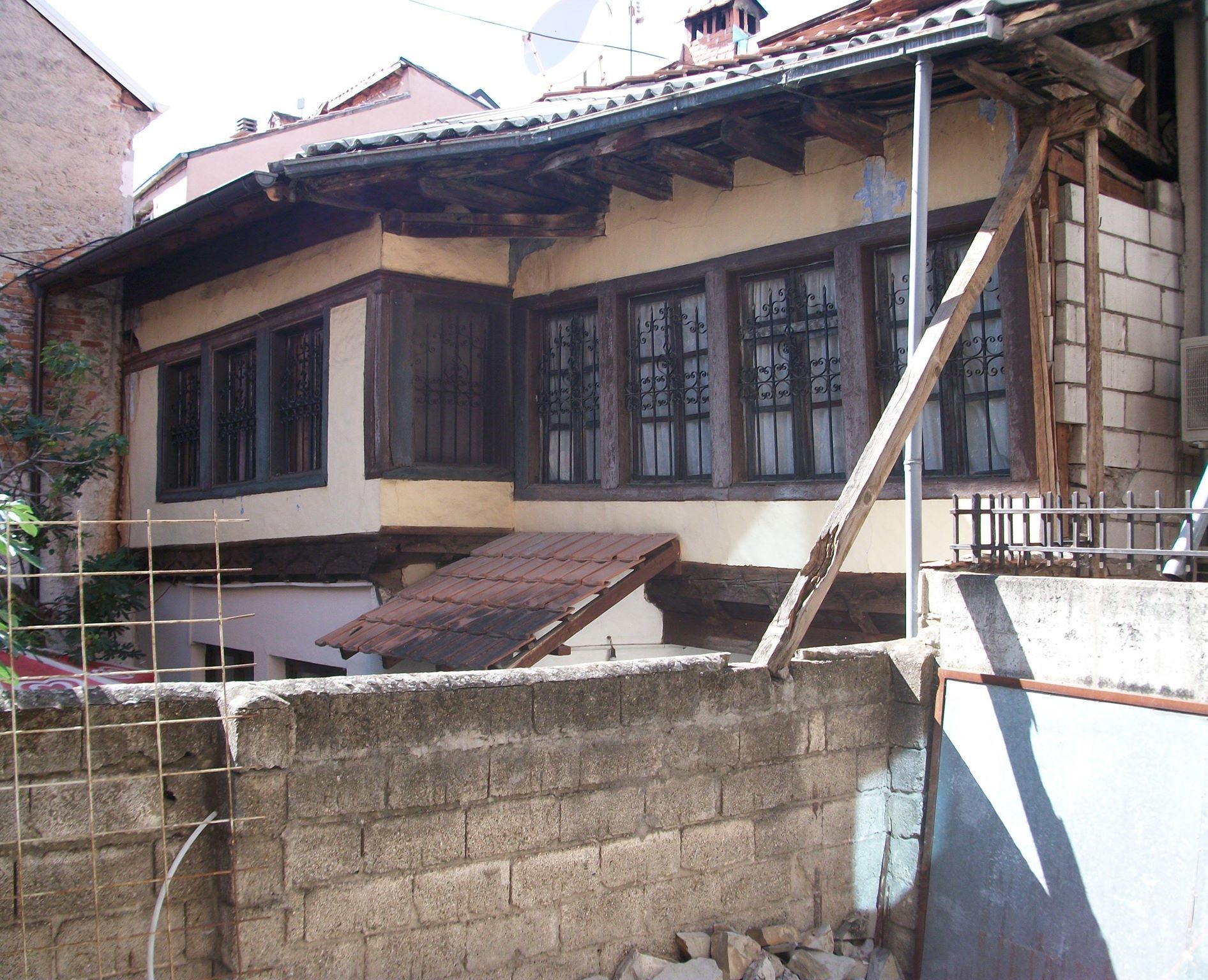 Rrënohet shtëpia e familjes Hisari, monument i mbrojtur me Ligj