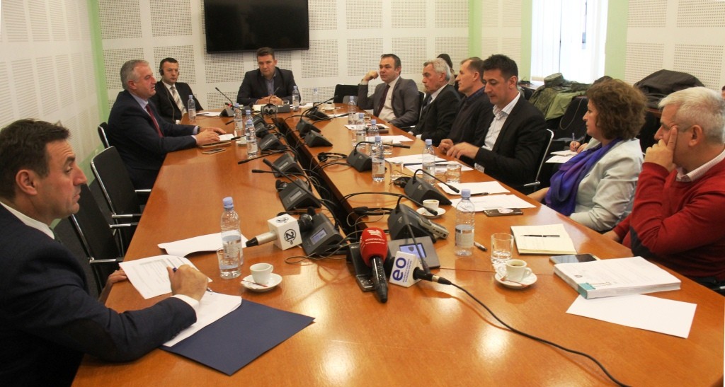 Ministri Berisha informoi deputetët për planet për transformimin e FSK-së në FAK
