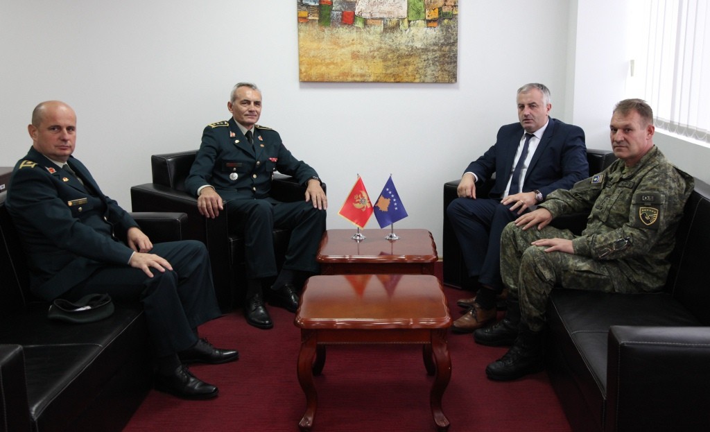 Berisha takon atasheun ushtarak të Shqipërisë dhe oficerët të Malit të Zi