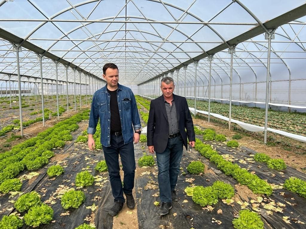 Ministri Peci përkrah bujqve vendor